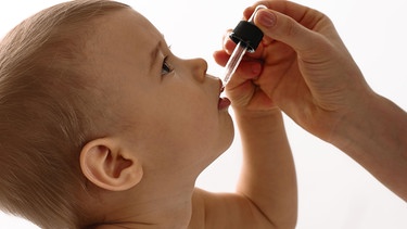 Kleinkind bekommt Vitamin D aus der Pipette. Auch wenn Eltern ihre Kinder gesund ernähren wollen: Nahrungsergänzungsmittel gehören nicht auf den Speisezettel. Es sei denn es liegt eine Mangelernährung vor. Wie oft in ärmeren Ländern.  | Bild: picture alliance / Zoonar | Anatolijs Jascuks
