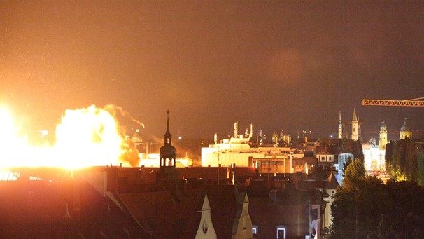 Am 28. August 2012 wurde eine 250-Kilogramm-Bombe aus dem Zweiten Weltkrieg in München-Schwabing kontrolliert gesprengt. Das sorgte für Schäden an benachbarten Häusern und zog einen Prozess nach sich. | Bild: picture alliance/dpa/Johannes Grimm